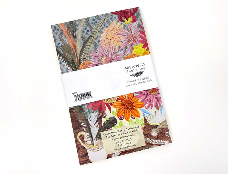 Das Angie Lewin | Notizbuch 'Zebra,Dahlien und Federn' von Art Angels hat ein lebendiges, geblümtes Cover und wird mit einer weißen ART ANGELS-Banderole, Barcode und dem Vermerk "Printed in England" geliefert.