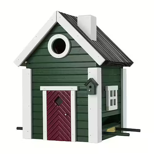 Das Wildlife Garden Nistkasten & Futterhaus "Green Cottage" besticht durch ein stilvolles grün-weißes skandinavisches Design mit einer roten Tür im Chevron-Muster, einem runden Fenster darüber, einem Seitenfenster und einem angebrachten Mini-Vogelhaus.