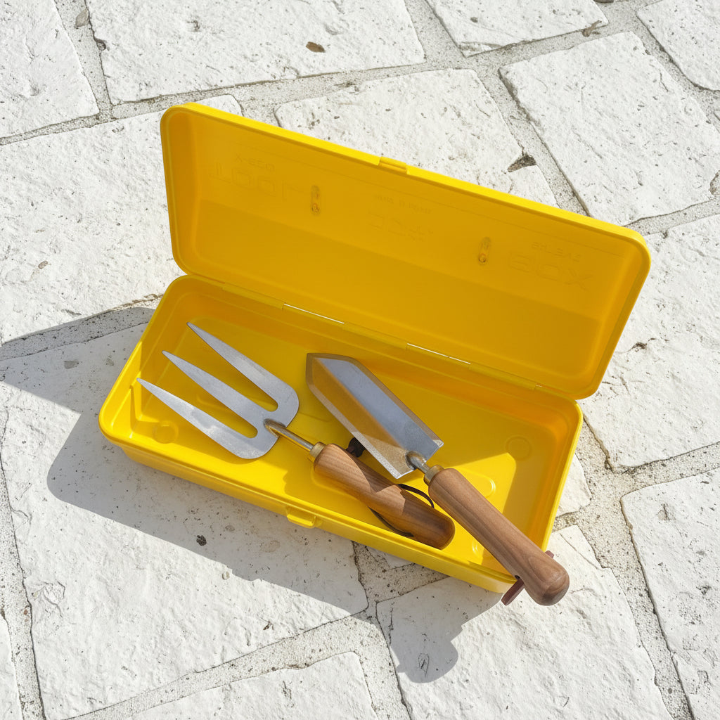 Die Niwaki 'Y-Type Toolbox' Werkzeugbox (35 x 15 x 10,5 cm) enthält eine Handkelle aus Metall und eine Gabel mit Holzgriffen, alle auf einer grauen Oberfläche - ideal für Gartenarbeiten.