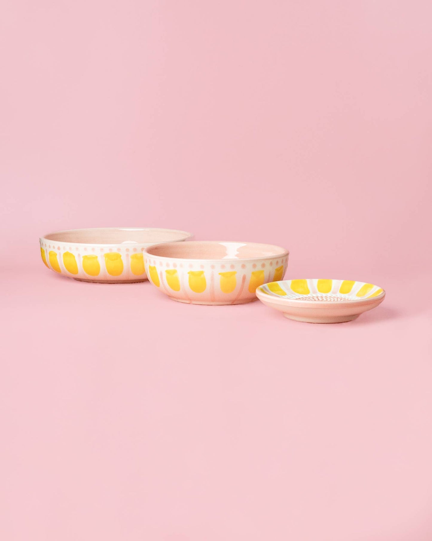 Die Alfar Tierra Cocida Kleine Keramikreibeplatte Pastellrosa VALENTINA ist ein bezauberndes Küchengeschenk, das mit seinem pastellrosa Keramikdesign perfekt geeignet ist, um Ihre Küche zu verschönern.