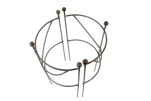 Der Hirsch Staudenhalter halbrund ist ein runder Metall-Pflanzenständer mit vier vertikalen Beinen und Knaufaufsätzen. Die Metallrostpatina-Oberfläche sorgt für rustikalen Charme. Er wird leer vor einem weißen Hintergrund präsentiert.