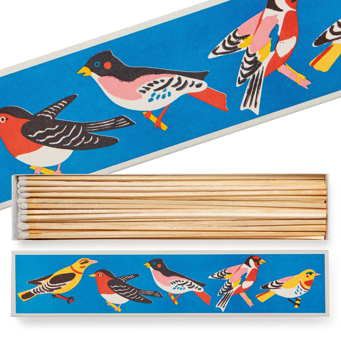 Die 'Birdy' Lange Sicherheitsstreichhölzer von Archivist Gallery kommen in einer rechteckigen Schachtel mit einem leuchtend blauen Deckel, auf dem bunte Vogelillustrationen abgebildet sind. In der geöffneten Schachtel kommen lange Holzstreichhölzer zum Vorschein.