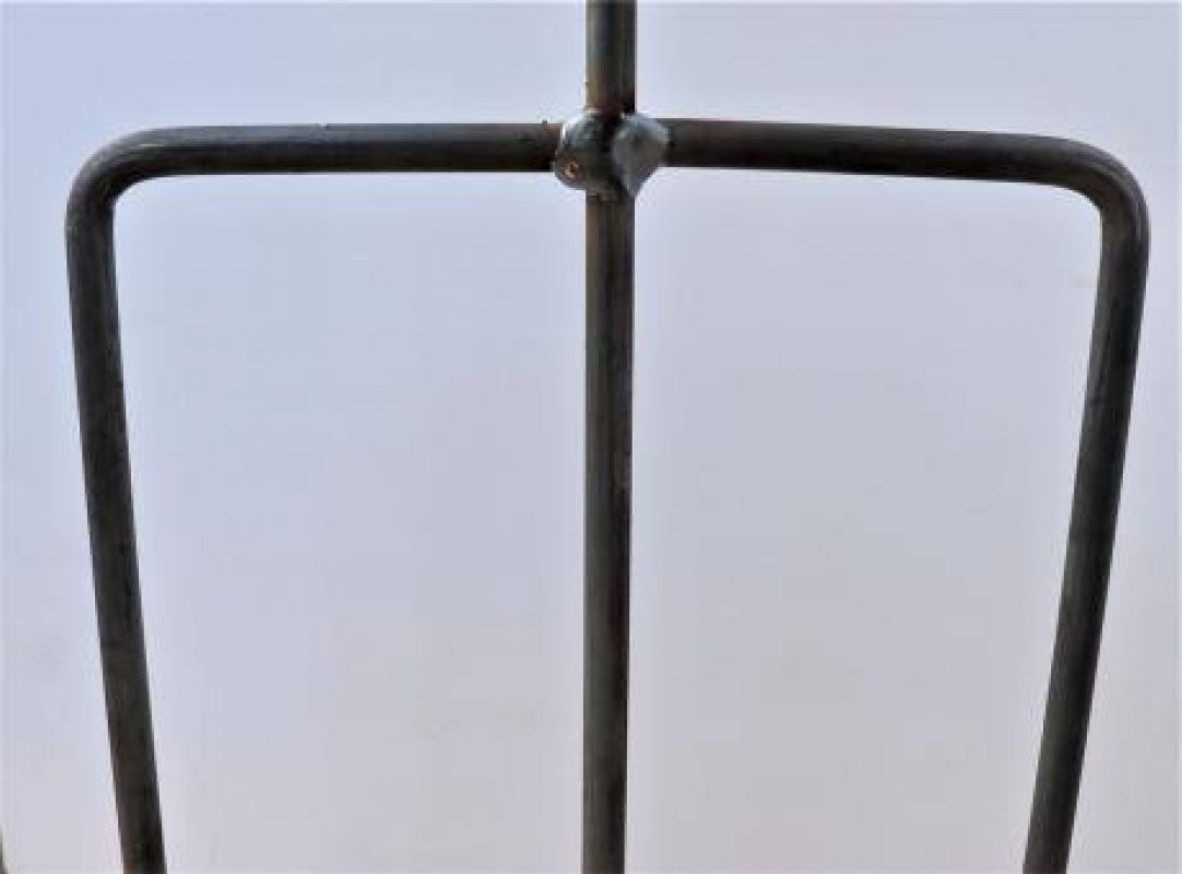 Eine Nahaufnahme des Hirsch Bischofstabs mit Knoten, bestehend aus einem 170 cm langen Knotenstab und einer fünfteiligen Garnitur mit 150 cm langen Holzstangen, die vor einem weißen Hintergrund gezeigt wird.