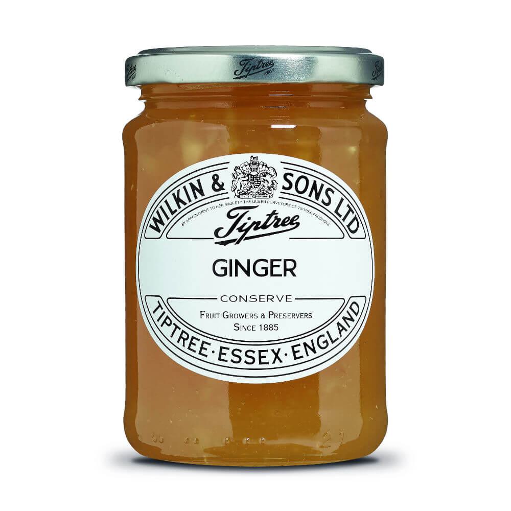 Ein 340-g-Glas „Wilkin & Sons Tiptree Ingwer-Konfitüre“ hat ein weißes Etikett und einen silbernen Deckel, wobei auf dem Etikett der Produktname und die Herkunft aus Tiptree, Essex, England, hervorgehoben sind. Die hellgoldene Konfitüre fängt den einzigartigen Geschmack von kandiertem Ingwer ein.