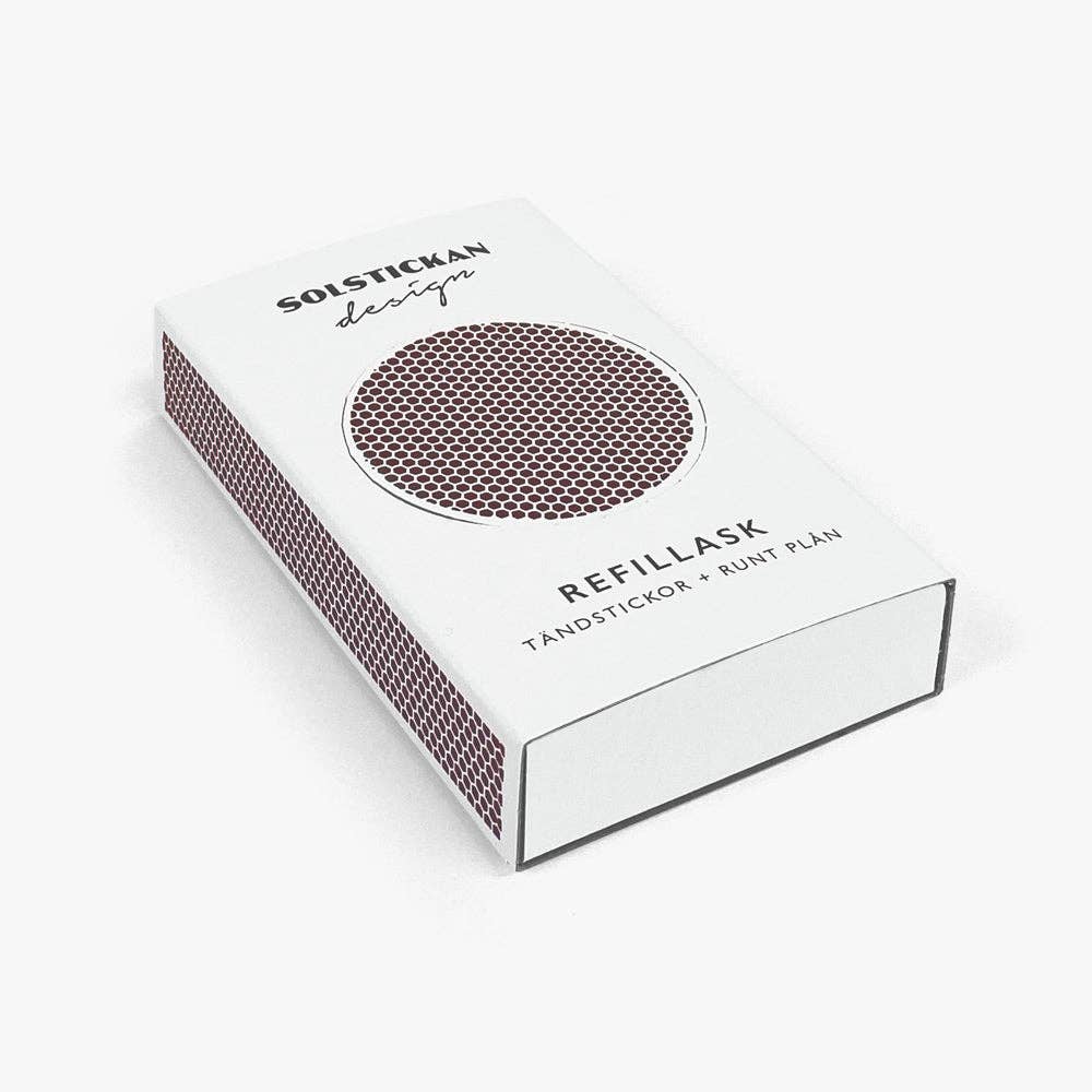 Eine weiße rechteckige Schachtel von Solstickan Design | Streichholz Nachfüllpack mit extralangen Streichhölzern, einem großen kreisförmigen Schlagbolzen und schwedischem Text ist vor einem schlichten weißen Hintergrund abgebildet.