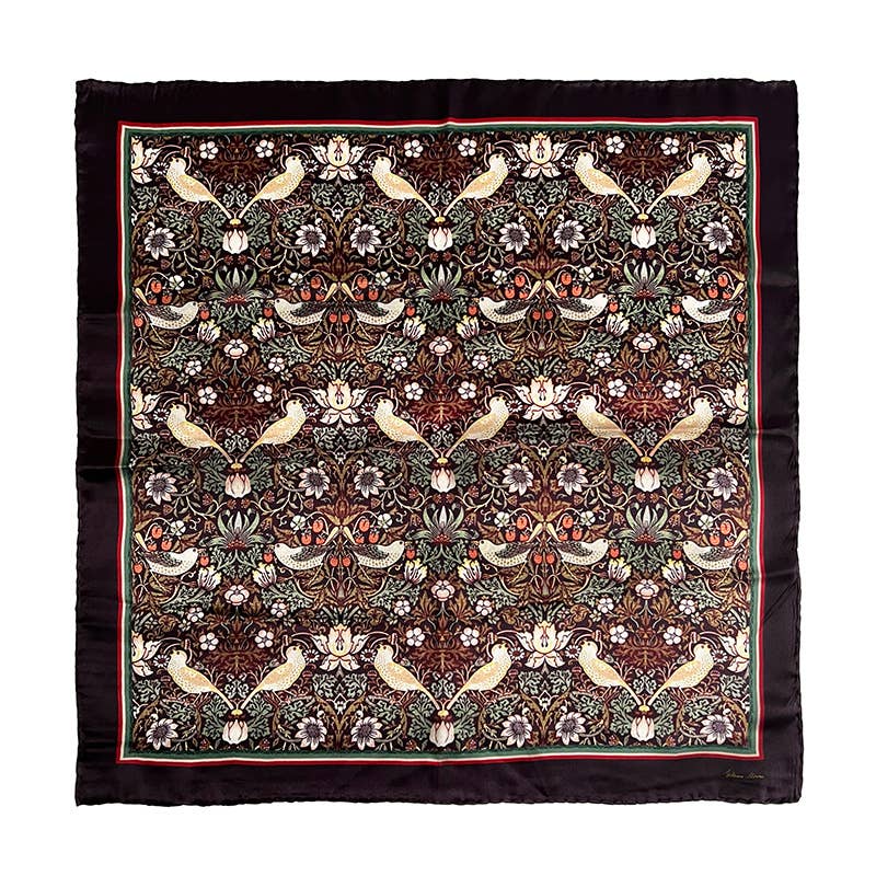 Das Koustrupco Seidenschal Morris Strawberry Thief Bordeaux (50 x 50 cm) zeigt ein kompliziertes Muster aus Vögeln, Blumen und Blättern in Erdtönen, umrandet von dünnen grün-roten Linien und einem breiten schwarzen Rand.