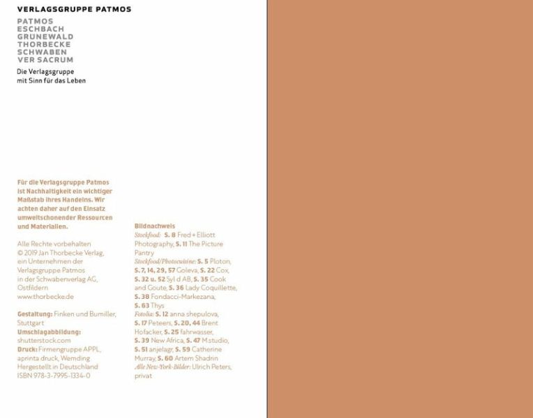 Eine größtenteils hellbraune Seite mit einem weißen linken Abschnitt, auf dem der Thorbecke Verlag, Copyright-Informationen, Quellenangaben und Fotonachweise im deutsch-klassischen Stil für "New York süße Klassiker | Geschmack des Big Apple" aufgeführt sind.