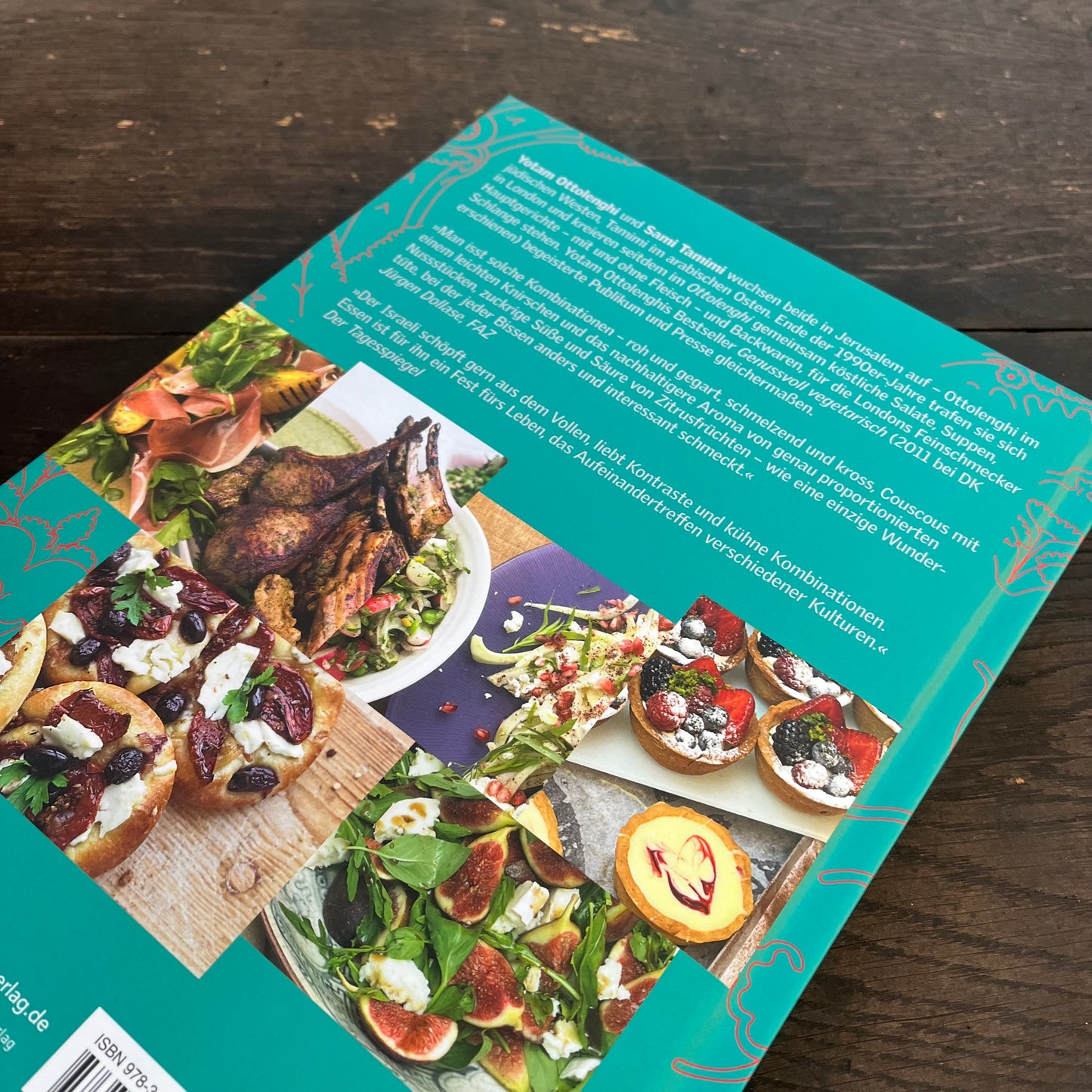 Das Bild zeigt die Rückseite von Das Kochbuch | Ottolenghi von DK auf einem Holztisch, mit deutschem Text und Fotos von Gerichten wie Lammkoteletts, Salaten und Obst-Sahne-Desserts - eine klassische Ottolenghi-Inspiration.
