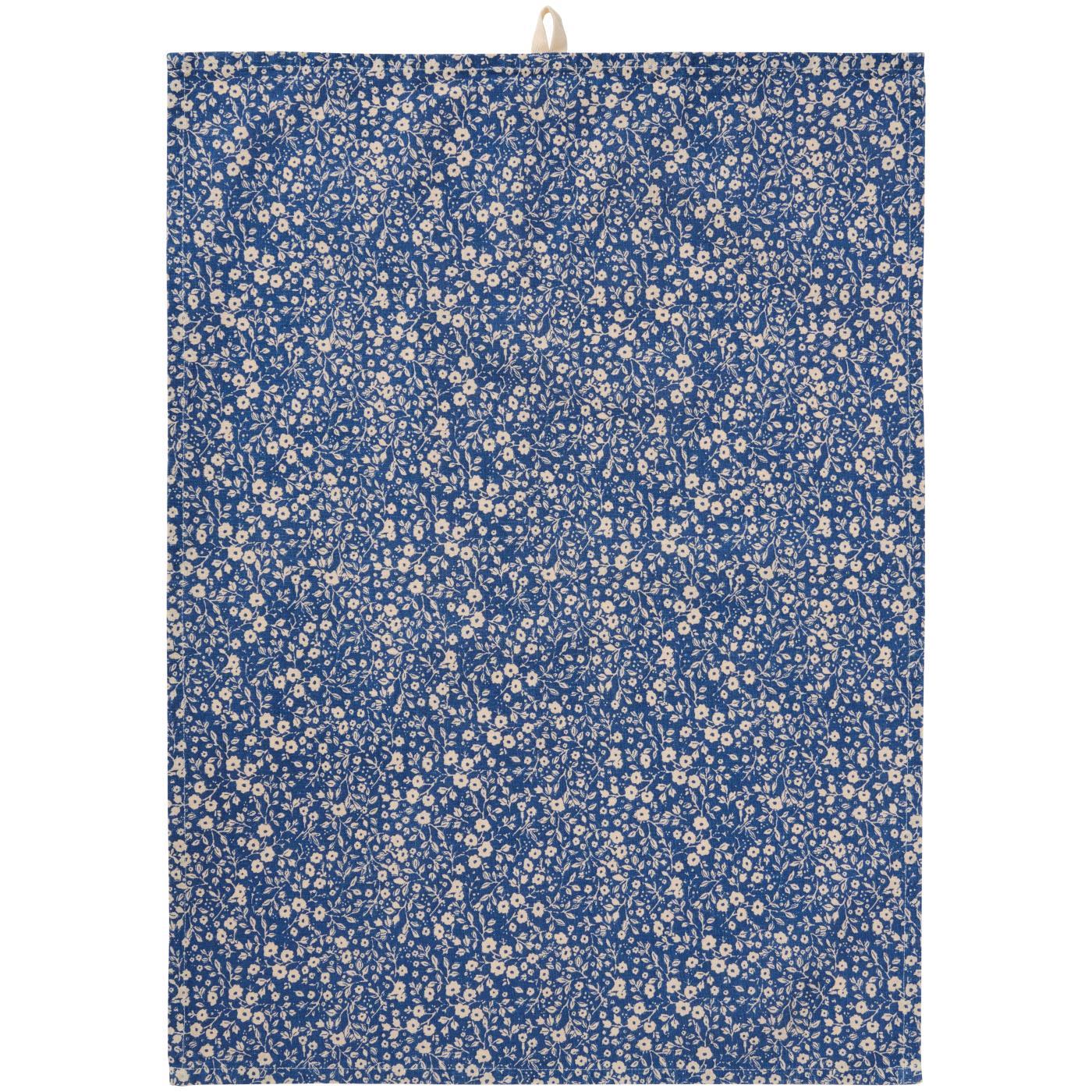 Das rechteckige Geschirrtuch 'Paula' von IB Laursen (50 x 70 cm, 100% Baumwolle) zeigt ein dichtes Muster aus kleinen weißen und rosa Blumen auf blauem Grund. Am oberen Rand befindet sich eine praktische Aufhängeschlaufe.
