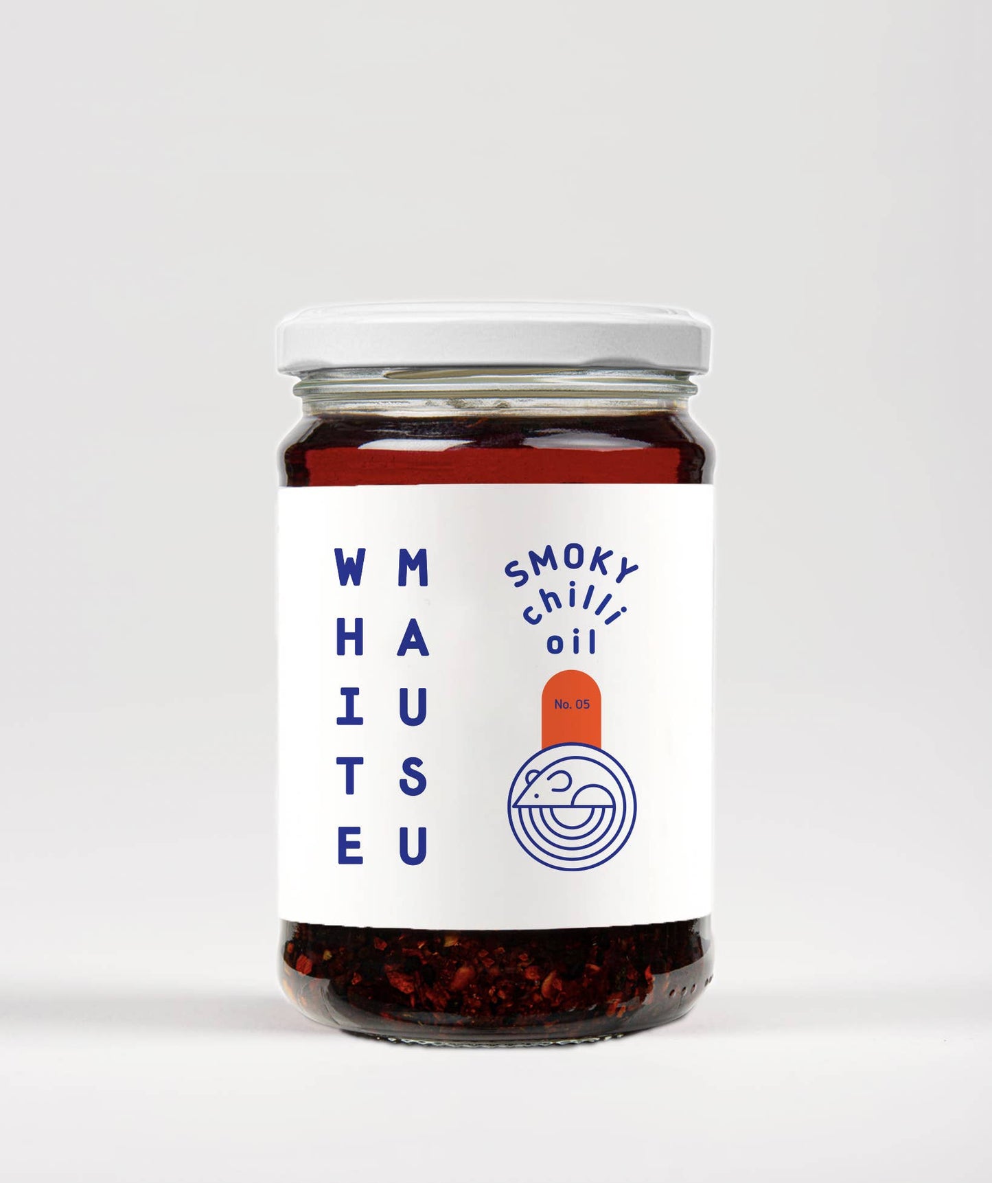 Ein 100-ml-Glas von White Mausu | Rauchiges Chiliöl von White Mausu Ltd. mit weißem Deckel. Das Etikett zeigt "WHITE MAUSU" vertikal auf der linken Seite und "SMOKY Chiliöl" neben einem orangefarbenen Oval und einer minimalistischen Mausillustration auf der rechten Seite.