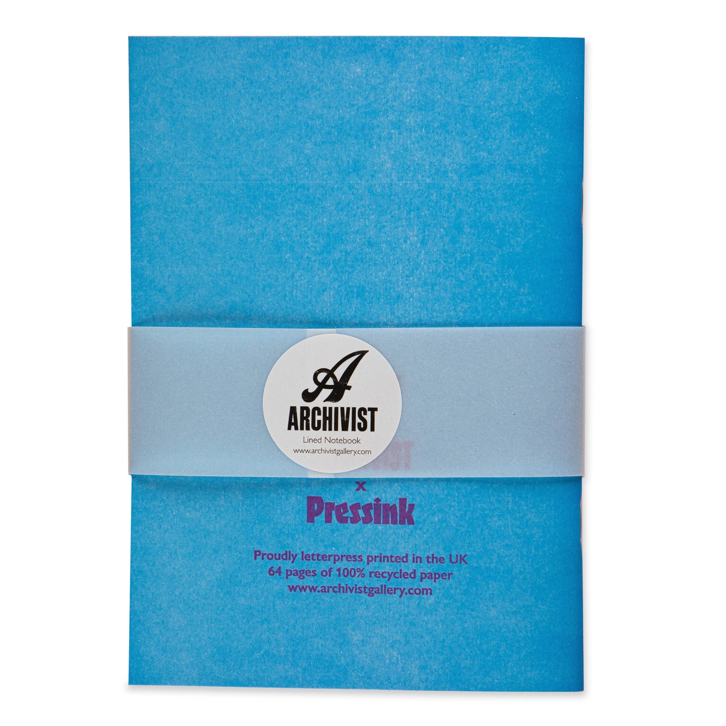 Das Pressink | Notizbuch 'Love' von Archivist Gallery ist ein blaues A5-Notizbuch aus Leinen mit weißem Logo-Etikett, mit dem Schriftzug "Pressink" auf dem Umschlag und 64 Seiten aus 100% Recyclingpapier, gedruckt in Großbritannien.
