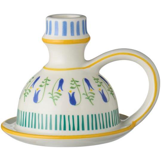 Der IB Laursen Kerzenhalter aus Keramik (10 cm) floral gemustert mit blauen tulpenähnlichen Blüten, grünen Stielen, gelben Akzenten auf Weiß und einem Henkel - ein charmantes Retro-Design Wohnaccessoire für jeden Raum.