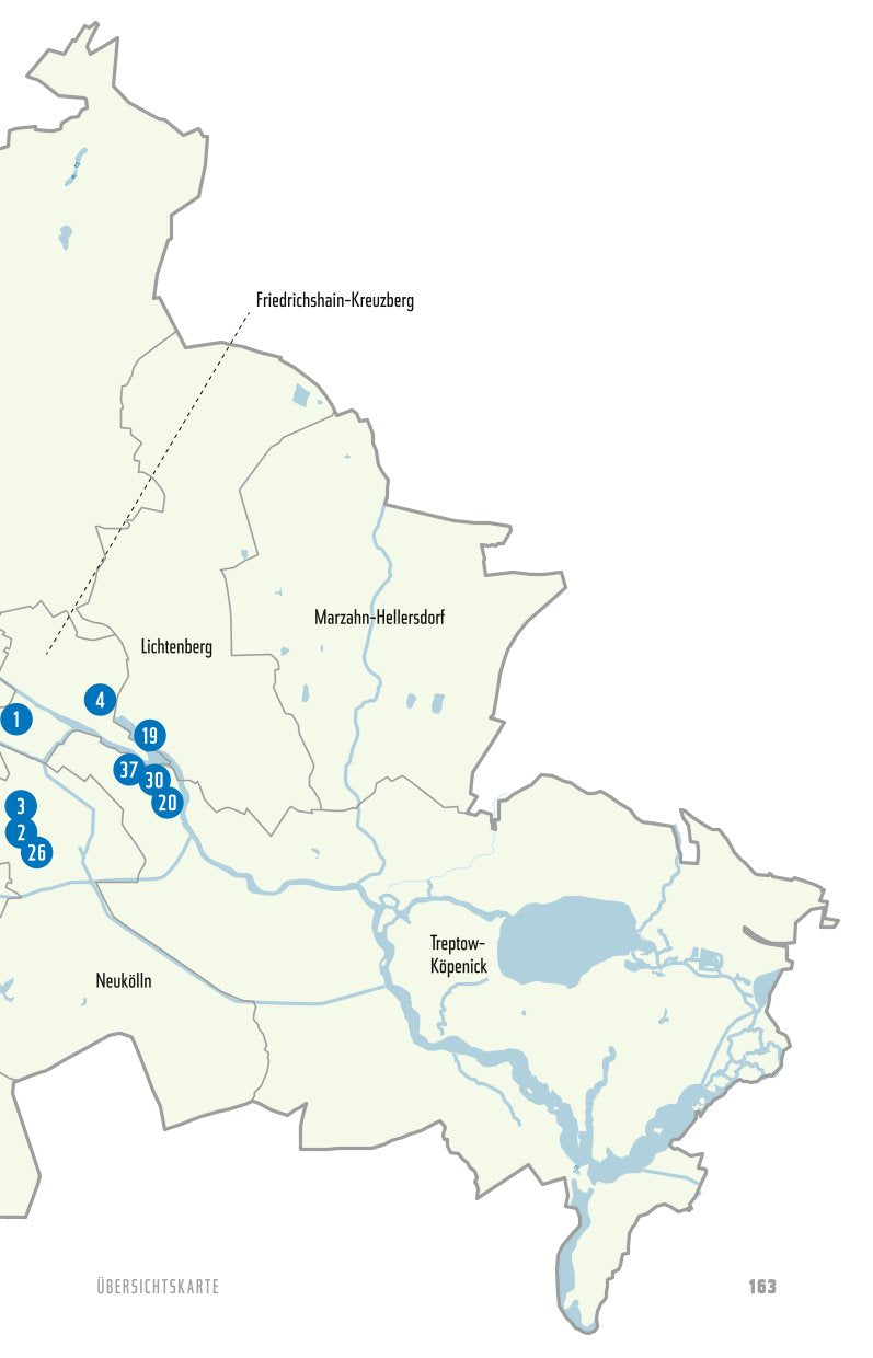 Eine einfache Karte der Berliner Bezirke - ideal für "Stadtoasen in Berlin" vom Bebra Verlag - kennzeichnet Gebiete wie Treptow-Köpenick und Marzahn-Hellersdorf. Blaue Kreise markieren westliche Orte, auch Seen und Flüsse sind eingezeichnet.