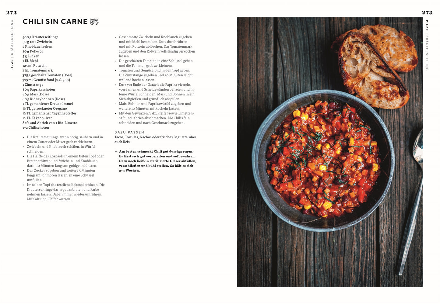 Eine Schüssel Chili sin Carne mit Bohnen, Mais und Gemüse steht auf einem dunklen Holztisch, garniert mit Kräutern - eine Szene aus Vegetarisch | Meisterwerk der vegetarischen Küche vom DK Verlag. Neben der Schüssel liegen getoastete Brotscheiben; der Rezepttext ist links abgebildet.