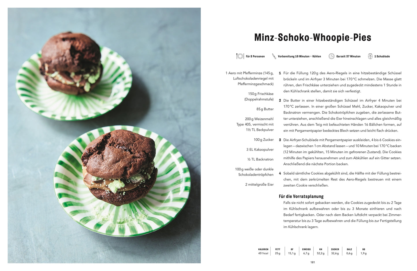 Zwei Schoko-Whoopie-Pies mit Minzfüllung werden auf grün-weiß gestreiften Tellern serviert. Die rechte Seite zeigt ein deutsches Minz-Schoko-Whoopie-Pies-Rezept, inspiriert von "Easy Air Fryer | Von Jamie Oliver" aus dem DK Verlag.