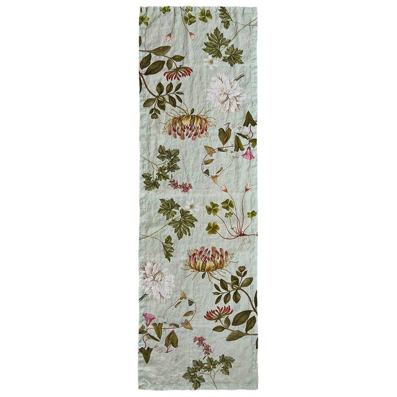 Der Leinen-Tischläufer „Flora Danica Atlas“ von Koustrupco (145 x 45 cm) besticht durch einen hellen Hintergrund mit botanischen Motiven aus grünen Blättern und Blumen und verleiht Ihrer Tischdekoration eine elegante Note.