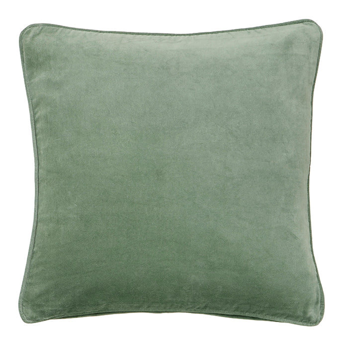 Die Bungalow Kissenhülle Samt 'Ivy' (50 x 50 cm) ist ein blassgrüner, quadratischer Samtbezug mit glatter Oberfläche und abgerundeten Ecken - ideal, um jedem Raum Bungalow-Charme zu verleihen. Abgebildet vor weißem Hintergrund.