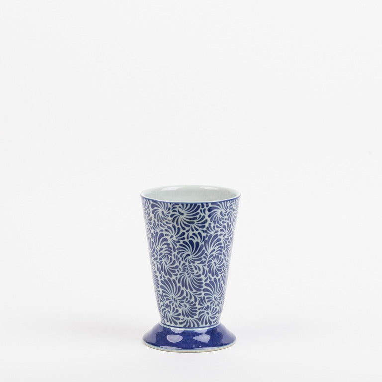 Der Des Pots Keramiktopf groß ist ein großer, blau-weiß gemusterter Keramiktopf (H 20 cm, Ø 13,5 cm) der Marke Des Pots mit dekorativem Design auf weißem Grund, stilvoll präsentiert vor einem schlichten weißen Hintergrund.