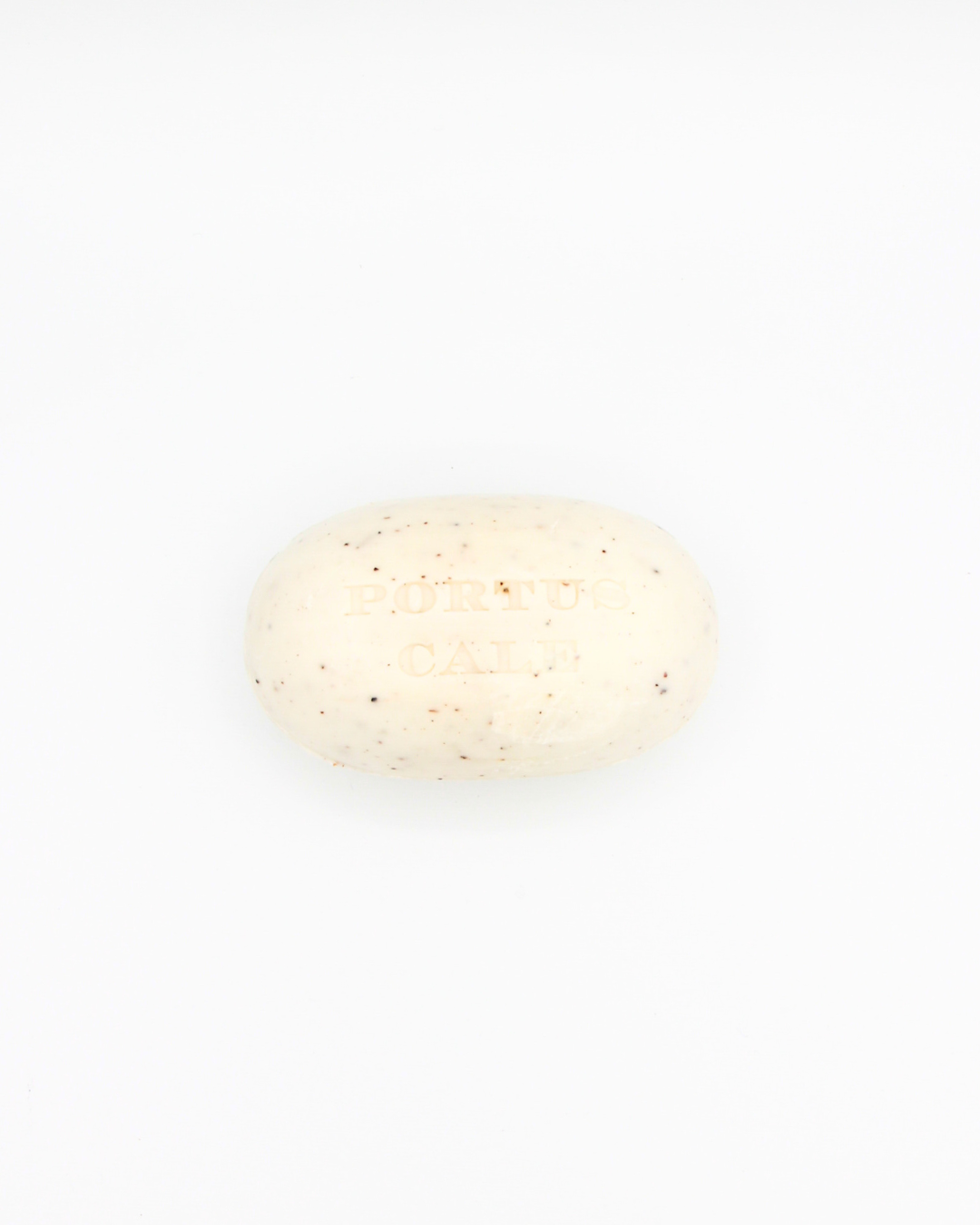 Ein einzelner Castelbel Seife 'Rubinrot' Traube & rote Beeren 150 g Barren mit kleinen braunen Flecken und geprägtem Brandzeichen liegt auf einem schlichten weißen Hintergrund.