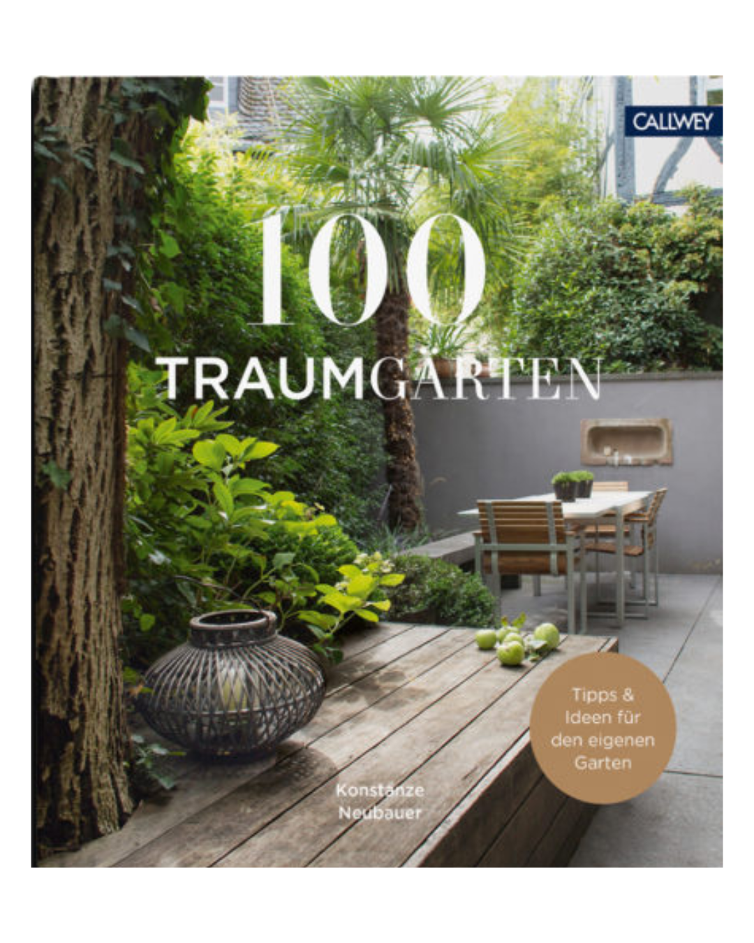 Das Cover von 100 Traumgärten | Faszinierende Privatgärten aus dem Callwey Verlag zeigt einen lebendigen Garten mit Grünpflanzen, einem Holztisch mit Stühlen und einer Laterne. Dieses Buch inspiriert mit atemberaubenden Privatgärten.
