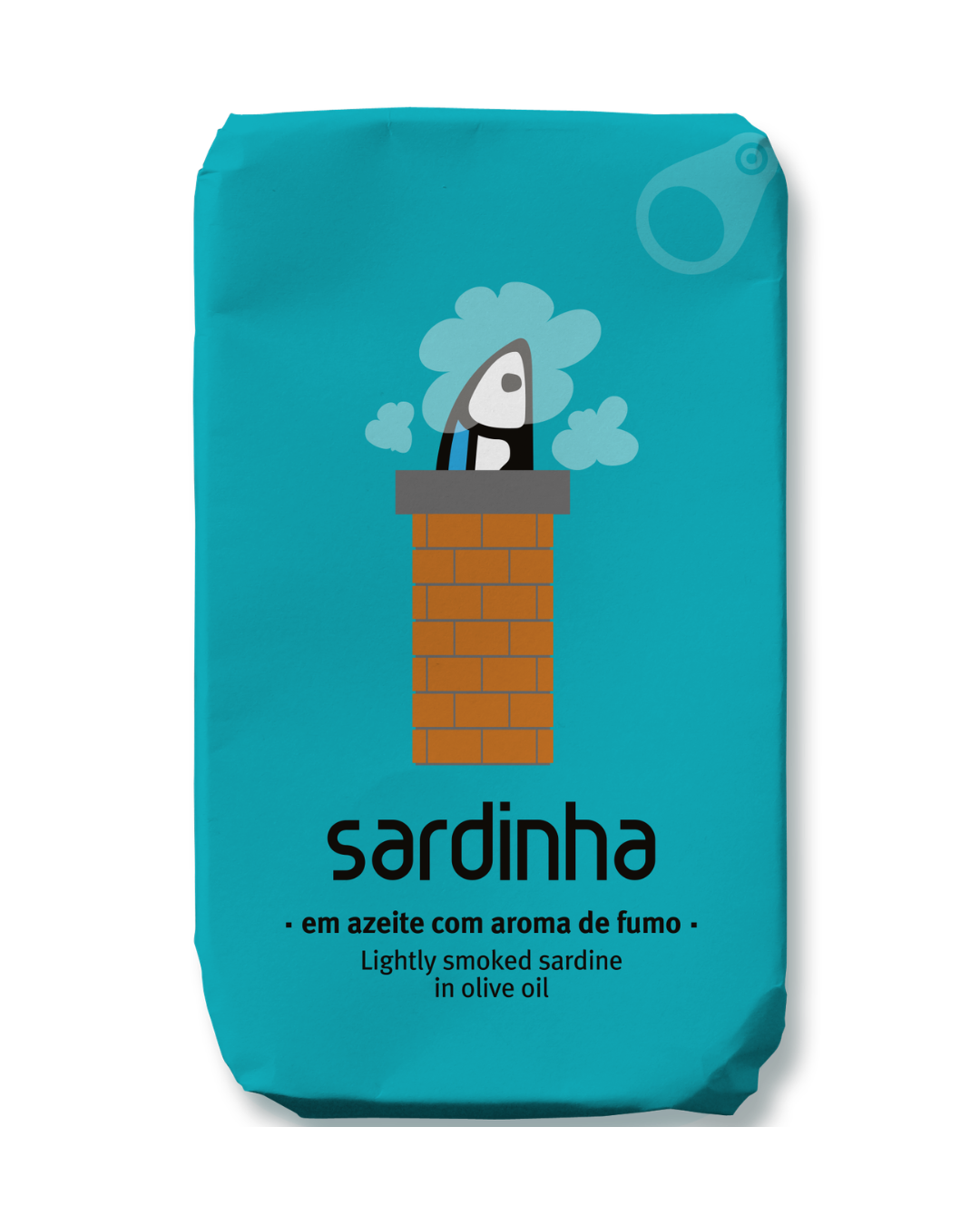 Eine blaue Sardinha-Dose zeigt eine Cartoon-Sardine, die aus einem gemauerten Schornstein mit Rauch aufsteigt. Text: Sardinha | Sardine in Olivenöl mit Raucharoma-Proteinreich, leicht geräucherte Fischkonserve von Sardinha.