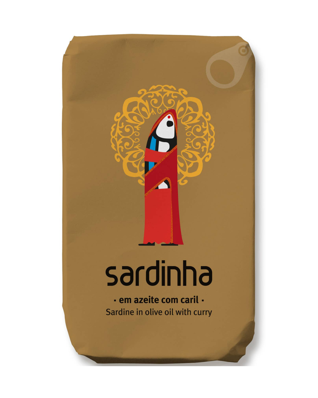 Eine Dose Sardinha | Sardine in Curry von Sardinha zeigt eine in einen roten Sari eingewickelte Sardine auf einem goldenen, verschnörkelten Hintergrund. Das Etikett hebt Sardinen in Olivenöl mit Curry hervor, die reich an Omega 3 und Eiweiß sind.