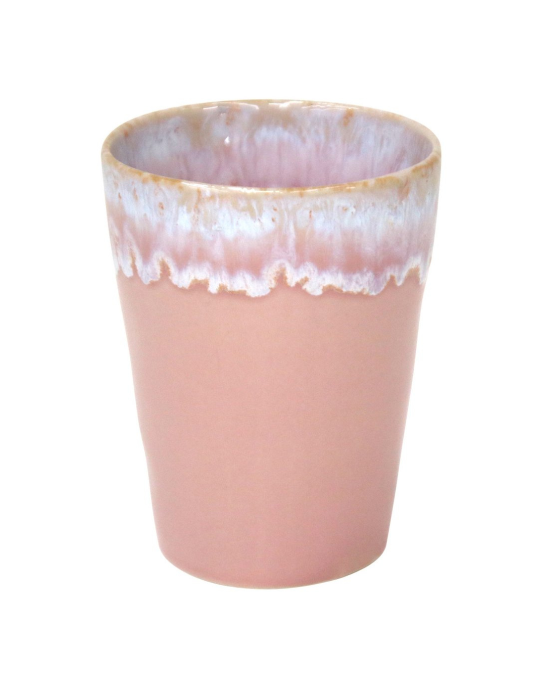 Der Costa Nova 'Grespresso' Lattebecher aus Steingut und Keramik in Zartrosa (38 cl) besticht durch sein glattes, mattes Finish und einen glänzenden weiß-lavendelfarbenen Marmorrand vor weißem Hintergrund.