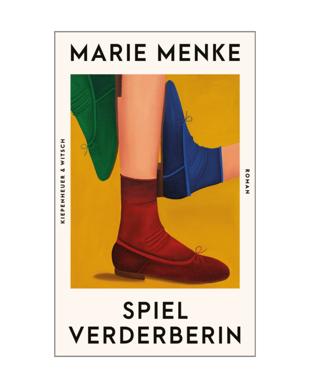Das Buchcover von "Spielverderberin | Ein Roman über Freundschaft, Sehnsucht und Abgründe" von Marie Menke (KiWi Verlag) zeigt bunte Sockenbeine in Pantoffeln - rot, grün, blau - auf gelbem Hintergrund.