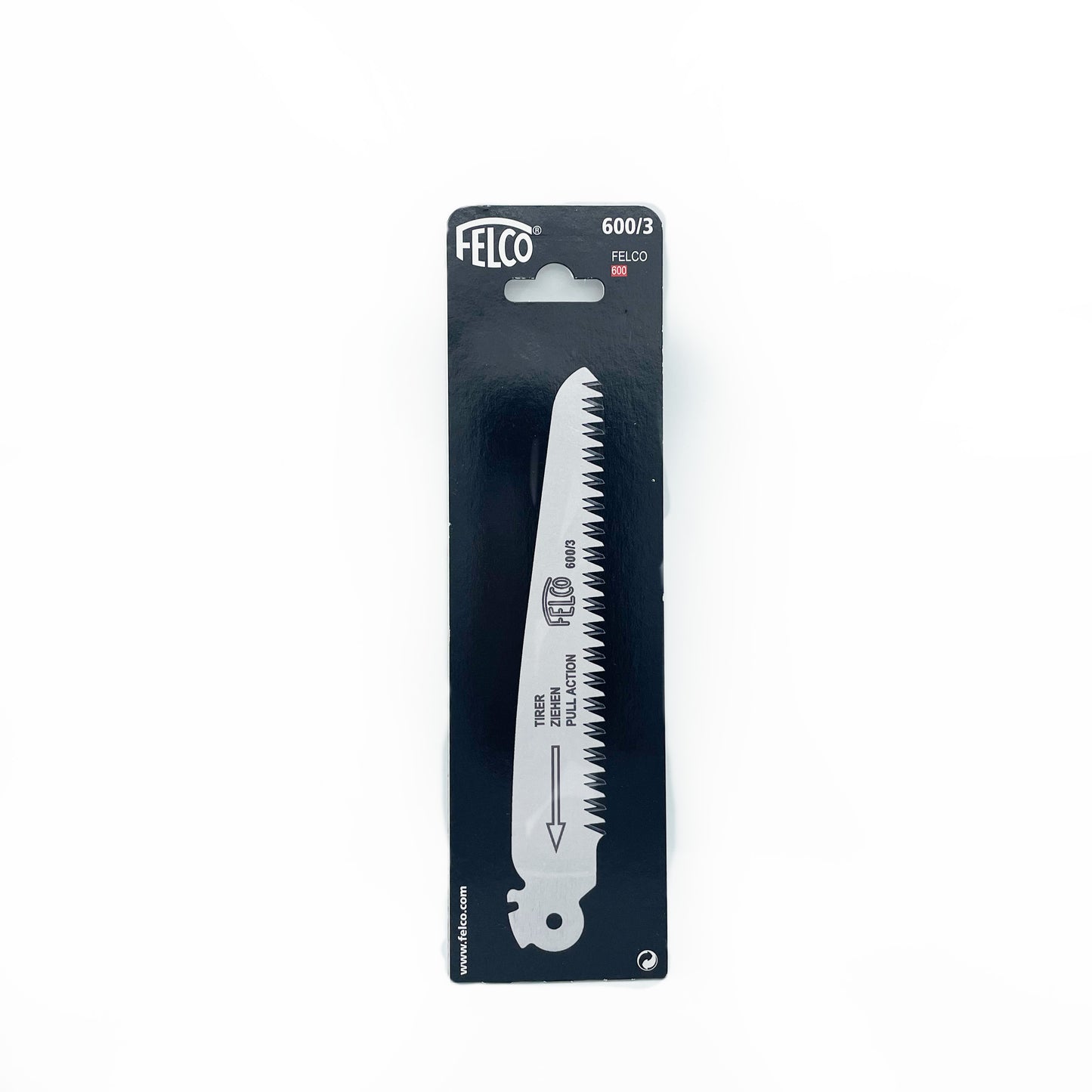 Das Felco | 600/3 Klinge / Ersatzsägeblatt ist ein Ersatzsägeblatt für Ihre Klappsäge Felco 600. Es wird in einer schwarzen Verpackung mit einem Ausschnitt präsentiert, auf dem die scharfen Zähne und klare Produktangaben zu sehen sind.