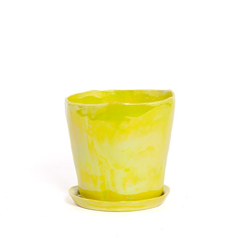 Der Des Pots Blumentopf aus feinem glasiertem Keramik in Gelb (H 15,5 cm, Ø 18 cm) zeichnet sich durch ein marmoriertes Muster, eine glänzende Oberfläche, eine handgefertigte ungleichmäßige Form, eine passende Untertasse und eine vollständige Wasserdichtigkeit aus.