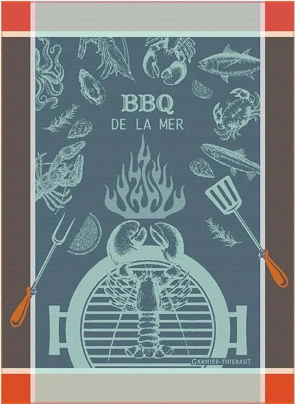 Das Geschirrtuch "BBQ" ist vom Stil von Garnier Thiebaut inspiriert und zeigt Meerestiere, Utensilien und einen flammenden Grill in Blau- und Weißtönen mit roten Akzenten, die an die ikonischen dekorativen Designs des Unternehmens erinnern.