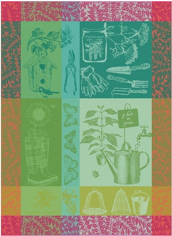 Eine farbenfrohe Collage aus Gartengeräten, Vögeln, Schmetterlingen, gestiefelten Sonnenblumen und einem Vogelhaus ziert das Garnier Thiebaut | Geschirrtuch 'Petit Jardin' vor einem Hintergrund aus rosa, grünen, gelben und blauen Blättern.