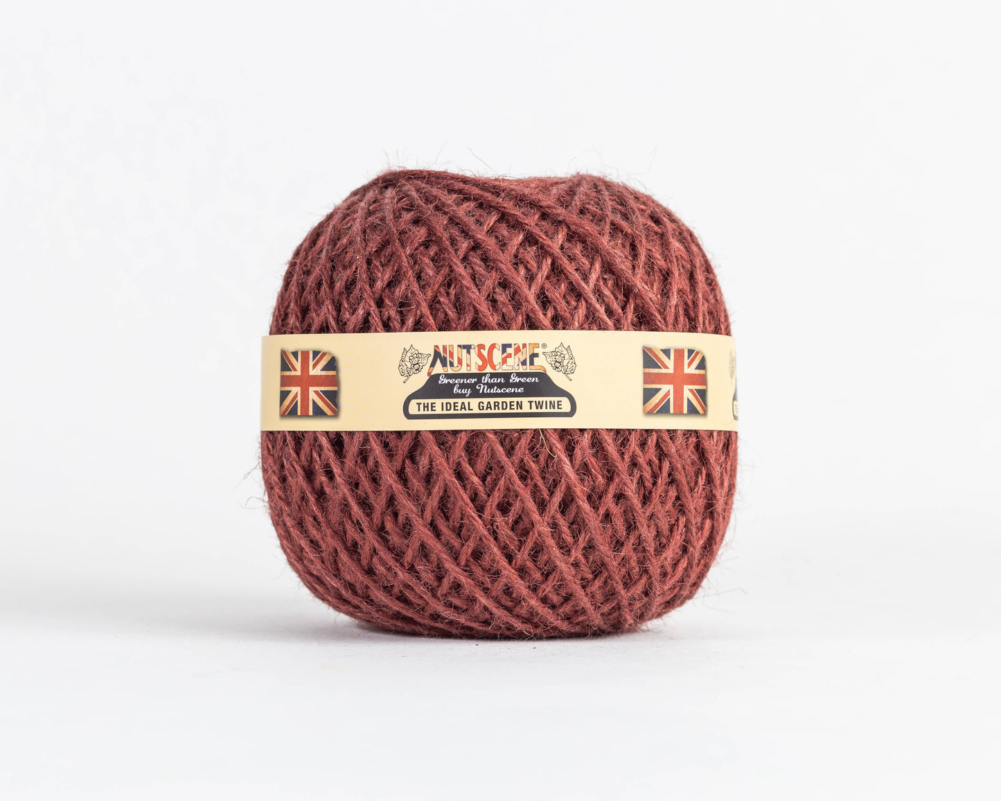 Ein Knäuel brauner Gartenschnur mit der Aufschrift „Nutscene | Heritage Jutegarn in Henna 130 m“ von Nutscene Twines Ltd weist ein beiges Etikett mit Union-Jack-Flaggen und den Schriftzügen „Nutscene“ und „The Ideal Garden Twine“ auf, die sich vor einem schlichten weißen Hintergrund abheben.