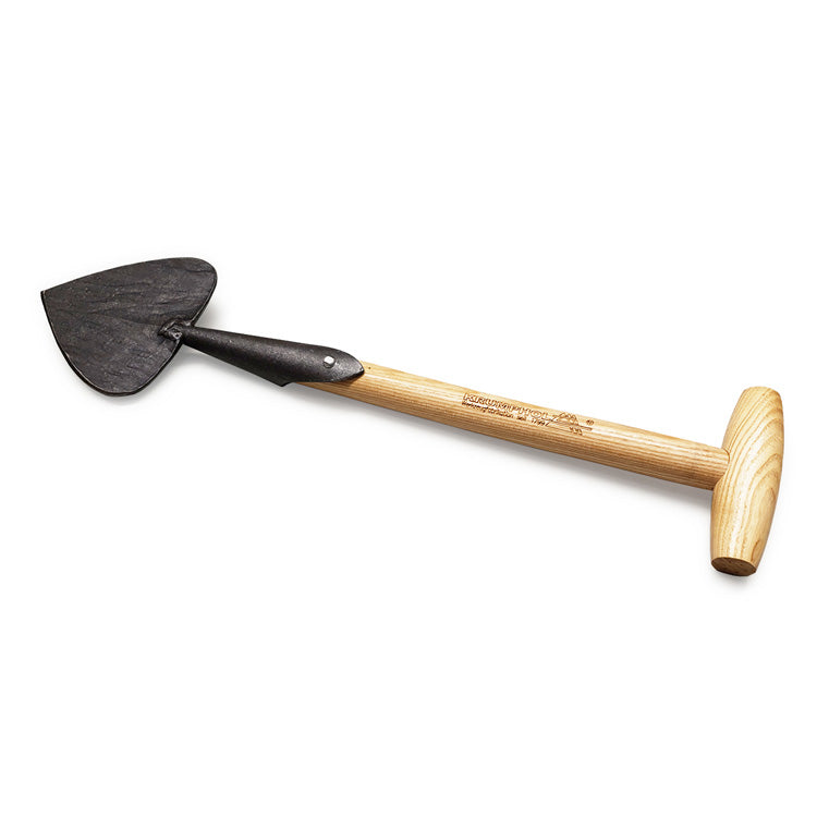 Der Krumpholz Staudenspaten mit Eschen T-Stiel 51 cm 1328 hat eine herzförmige schwarze Metallklinge, einen geraden Eschen-T-Stiel Holzstiel mit T-Griff, ideal zum Teilen von Stauden, abgebildet auf weißem Hintergrund.