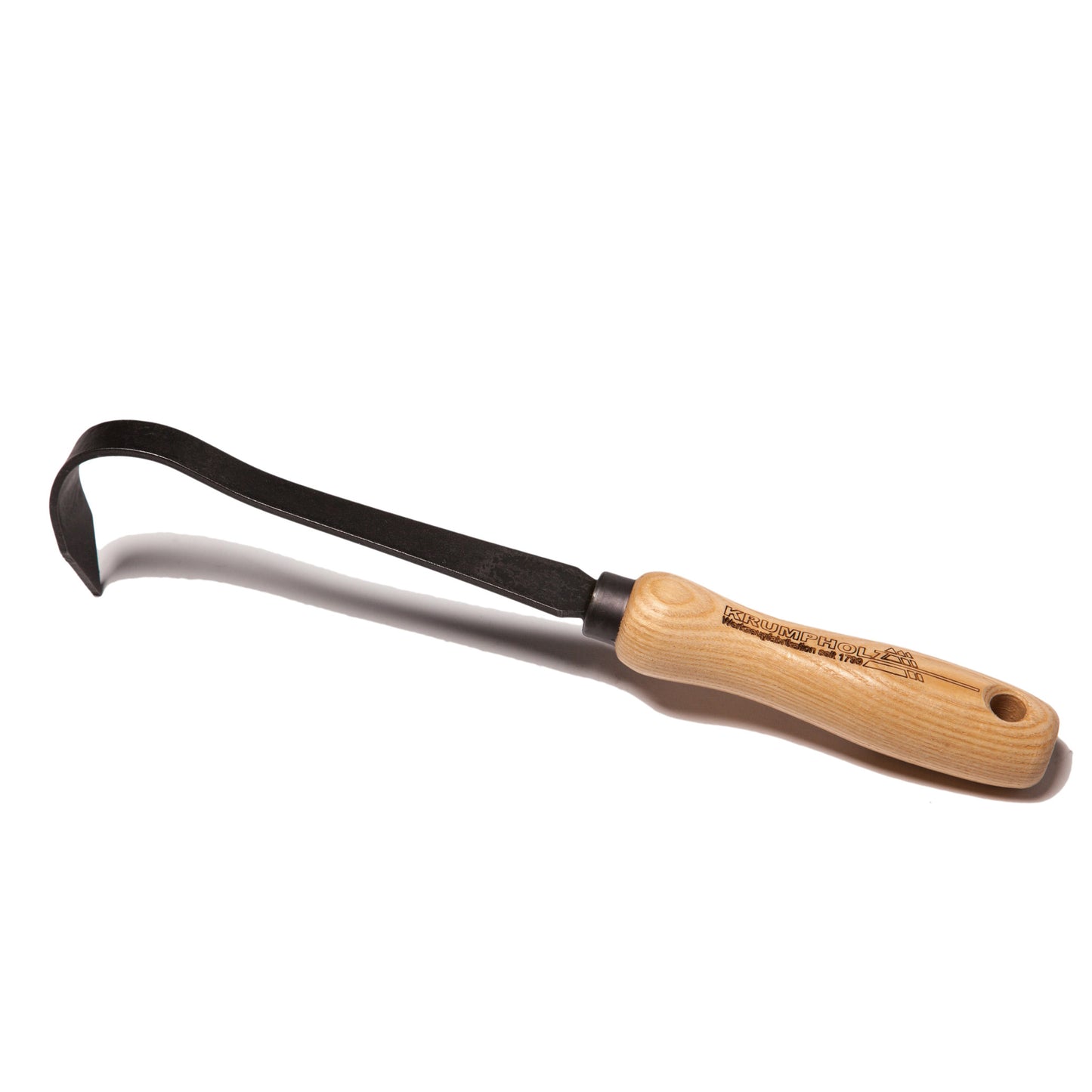 Der Krumpholz Bio-Sauzahn ø 8mm 1424, ein geschmiedetes Metallwerkzeug mit Holzgriff, ist zum Reinigen von Erde oder Schutt bestimmt, abgebildet auf weißem Grund.