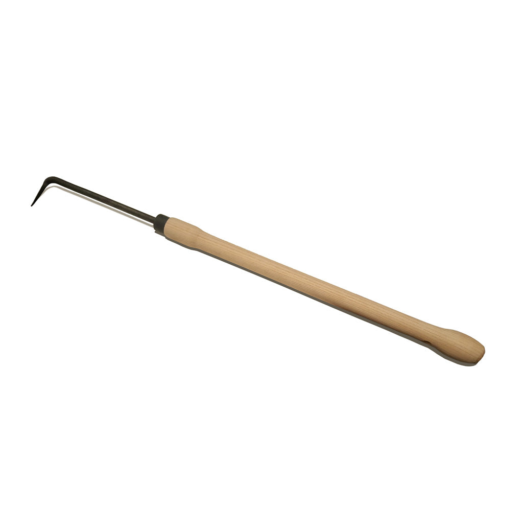 Der Krumpholz Langer Girsch-Jäter und Kleinfugenreiniger 48 cm 1427 verfügt über einen langen Stiel und einen L-förmigen Metallhaken, ideal zum Entfernen von Unkraut aus dem Boden.