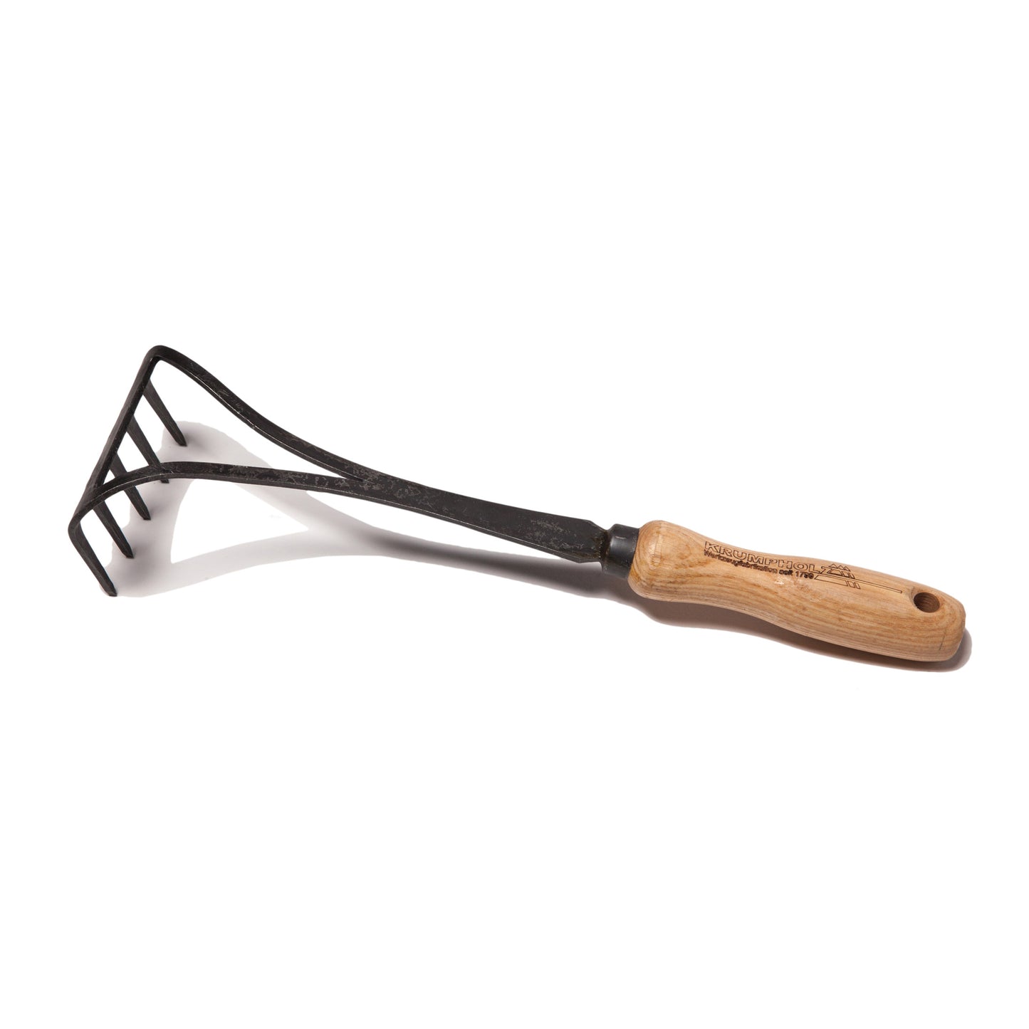 Der Krumpholz Bio-Handrechen von Krumpholz ist ein stabiler Handrechen aus Metall mit breitem Zickzack-Kopf und ergonomischem Eschenholzgriff, abgebildet auf weißem Hintergrund.