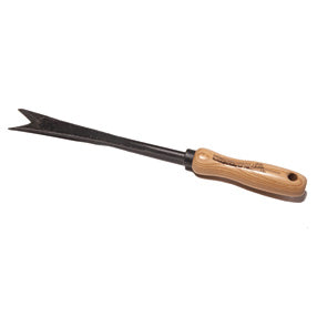 Der Krumpholz Unkrautstecher mit Eschengriff verfügt über eine gegabelte Spitze aus Schwedenstahl und einen Griff aus hellem Eschenholz und ist damit ein idealer Metall-Gartenstecher der bewährten Marke Krumpholz.