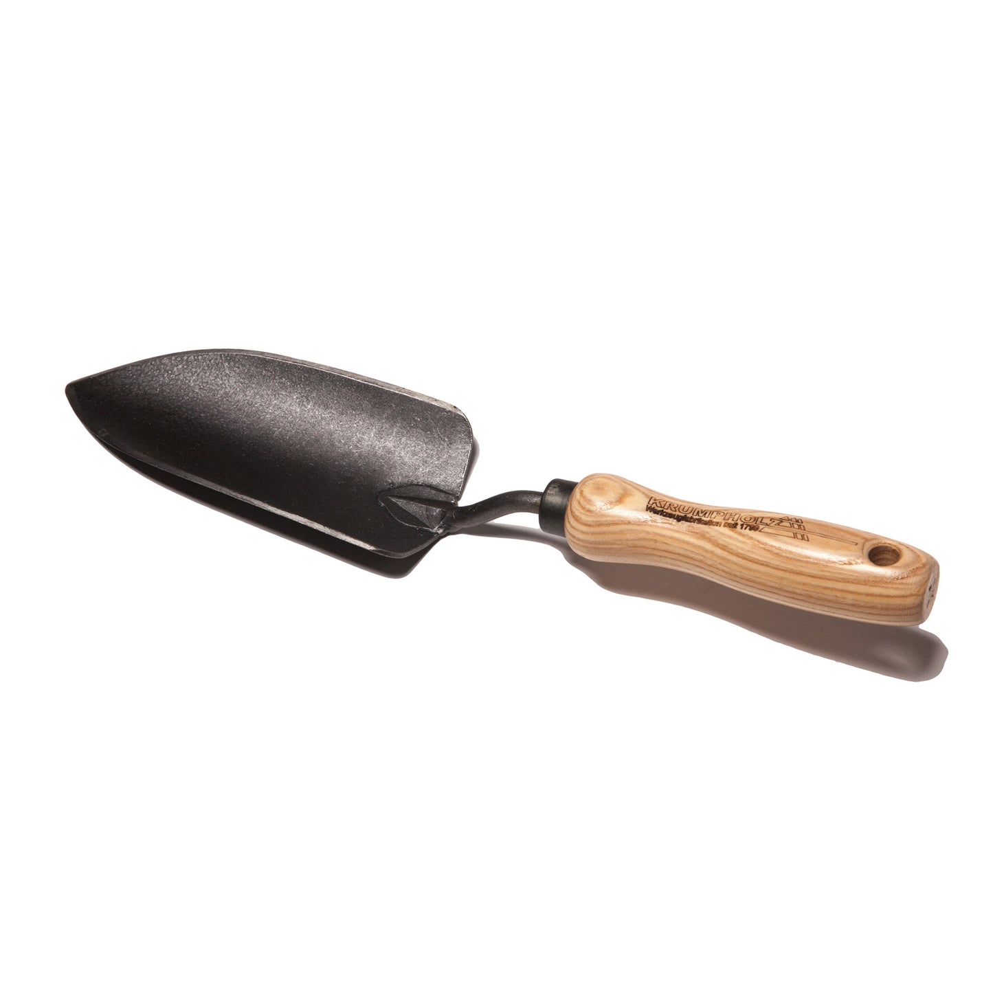 Die Krumpholz geschmiedete Pflanzenkelle 1480 hat eine schwarze geschmiedete Metallklinge und einen hellen Holzgriff, der isoliert auf einem weißen Hintergrund dargestellt ist.