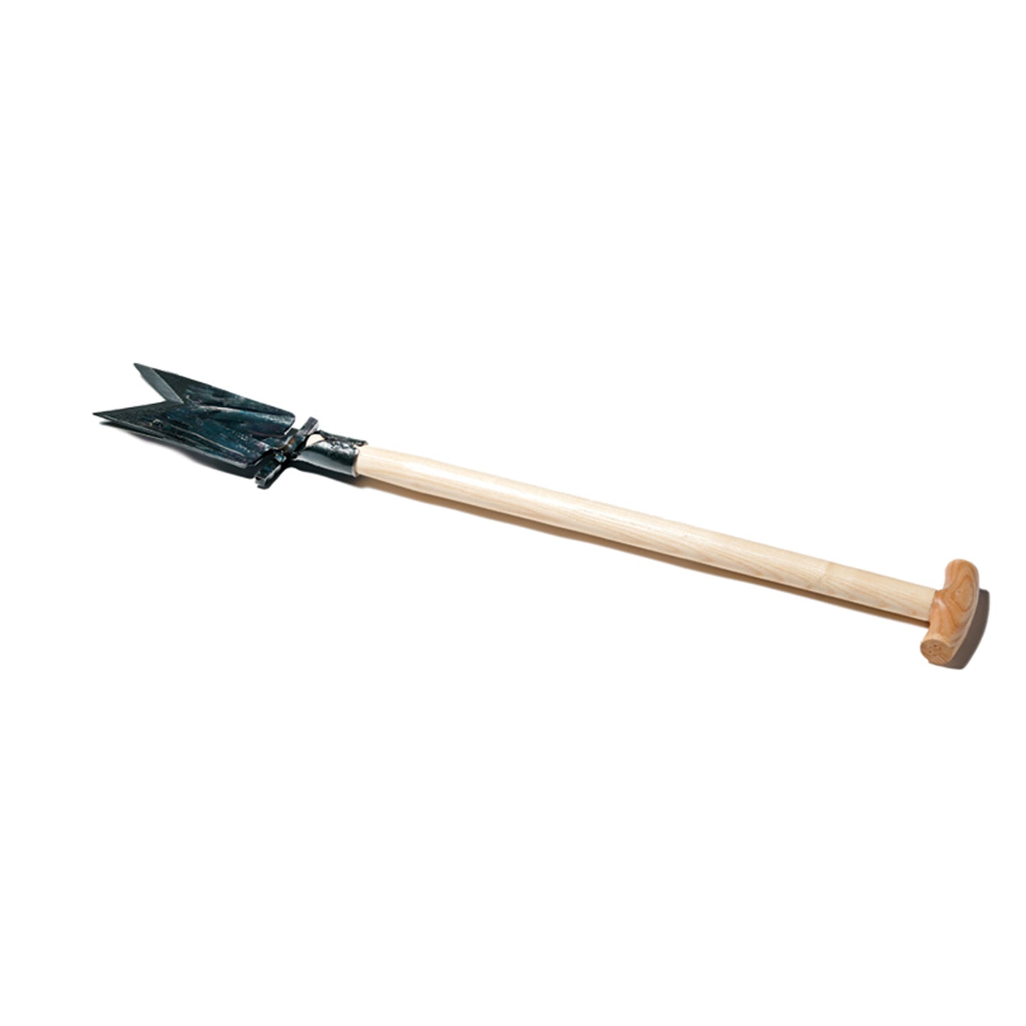 Der Krumpholz Wurzelspaten mit Tritt 85cm 1588 ist auf einem weißen Hintergrund abgebildet und verfügt über einen stabilen Holzgriff mit einem Quersteg für den Griff und eine langlebige Metallklinge.