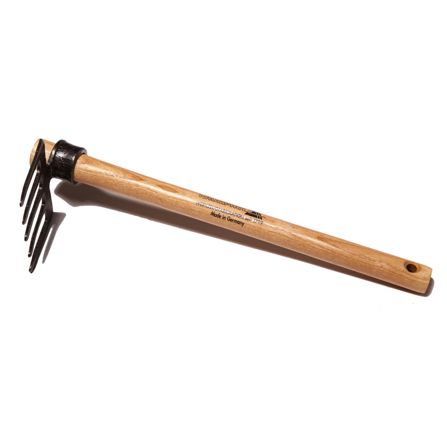 Der Krumpholz | Geschmiedetes Häulein 5-zinkig 1154, ein Handrechen mit Eschenstiel und 5 schwarzen Metallzinken, ist auf weißem Hintergrund abgebildet.