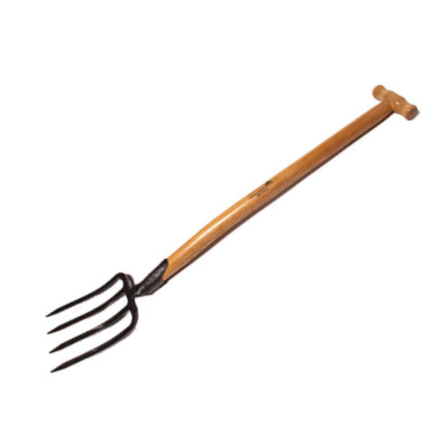Die Krumpholz Spatengabel mit Federdülle 80cm 0411, eine vierzinkige Gabel mit Bajonettzinken und Eschen-T-Stiel-Griff, wird vor einem weißen Hintergrund gezeigt.