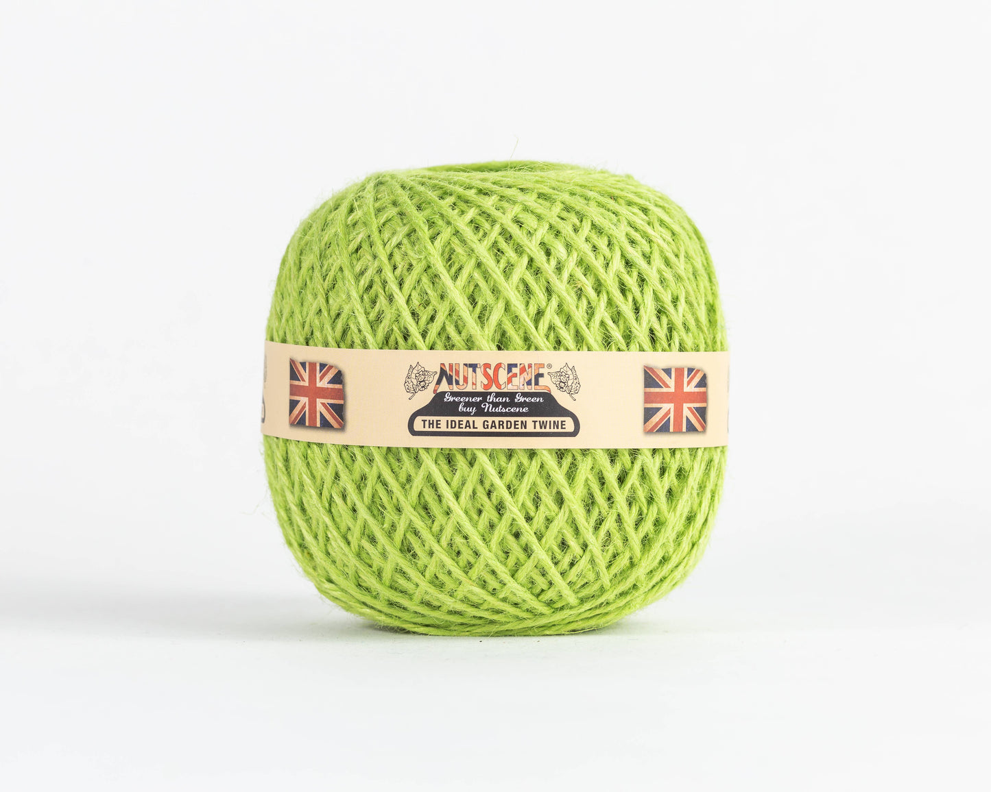 Ein Knäuel „Nutscene | Heritage Jutegarn“ in der Farbe „Lime“ (130 m) von Nutscene Twines Ltd, mit einem beigen Etikett, auf dem zwei Union-Jack-Flaggen und ein Text zu sehen sind. Die biologisch abbaubare Schnur ist fest aufgewickelt und wird vor einem weißen Hintergrund präsentiert.