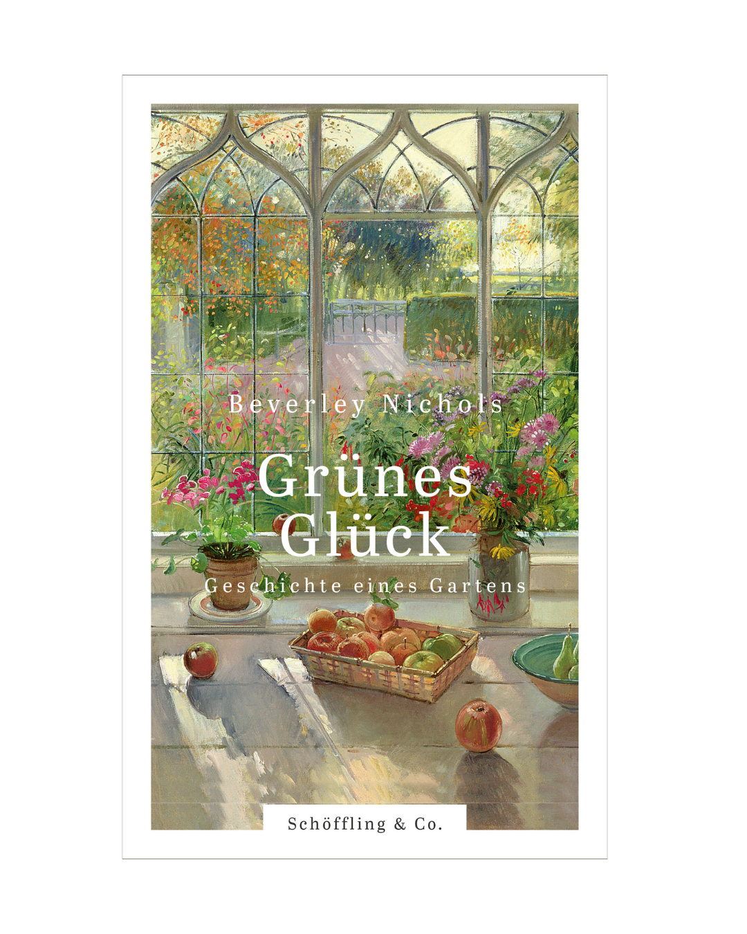 Buchumschlag von Grünes Glück | Geschichte eines Gartens von Beverley Nichols, einem herrlichen Gartenbuch, das einen sonnenbeschienenen Garten mit blühenden Pflanzen und Früchten zeigt, gesehen durch große Fenster. Verlag: Patmos Verlag.