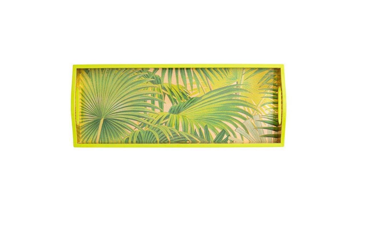 Ein rechteckiges gelbes Tablett von Caspari, das Tablett „Gold Palm Fronds“ Lack (50,8 × 20,3 cm), wird vor einem schlichten weißen Hintergrund präsentiert. Mit seinem lebhaften goldenen Palmenblatt-Motiv auf der Unterseite verleiht dieses handgefertigte Serviertablett mit Palmenmotiv jeder Umgebung mühelos ein tropisches Flair.