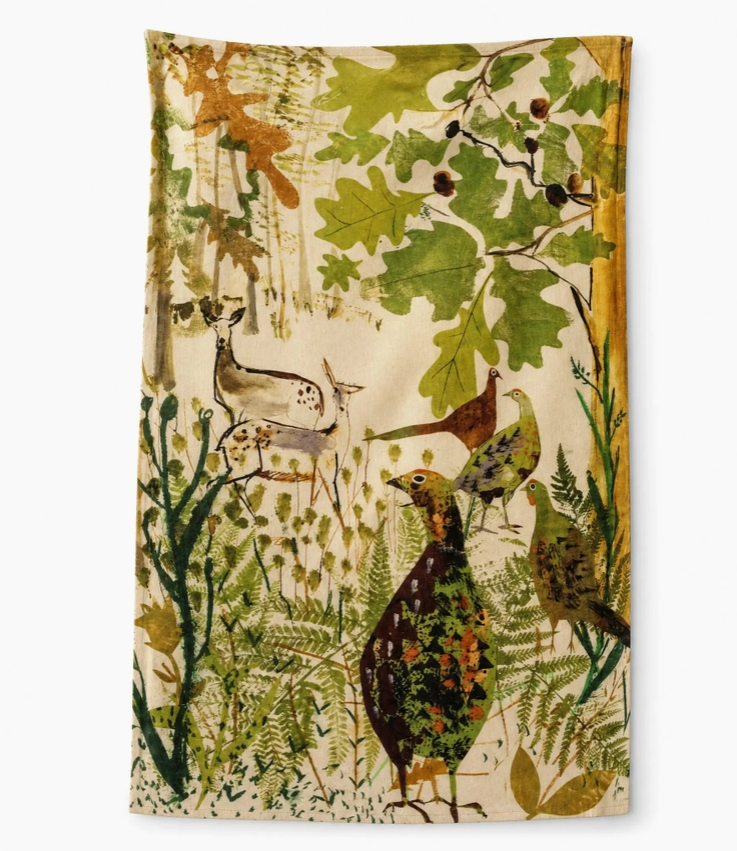 Dieses Sam Wilson-Küchentuch „Pheasant & Deer“, aus 100 % Baumwolle in England hergestellt, zeigt eine zauberhafte Waldszenerie mit Hirschen, Fasanen und grünem Laub wie Eichenblättern und Farnen, detailreich in erdigen Grün-, Braun- und Gelbtönen gedruckt. Das hochwertige Geschirrtuch bringt den britischen Landhausstil stilvoll in Ihre Küche.