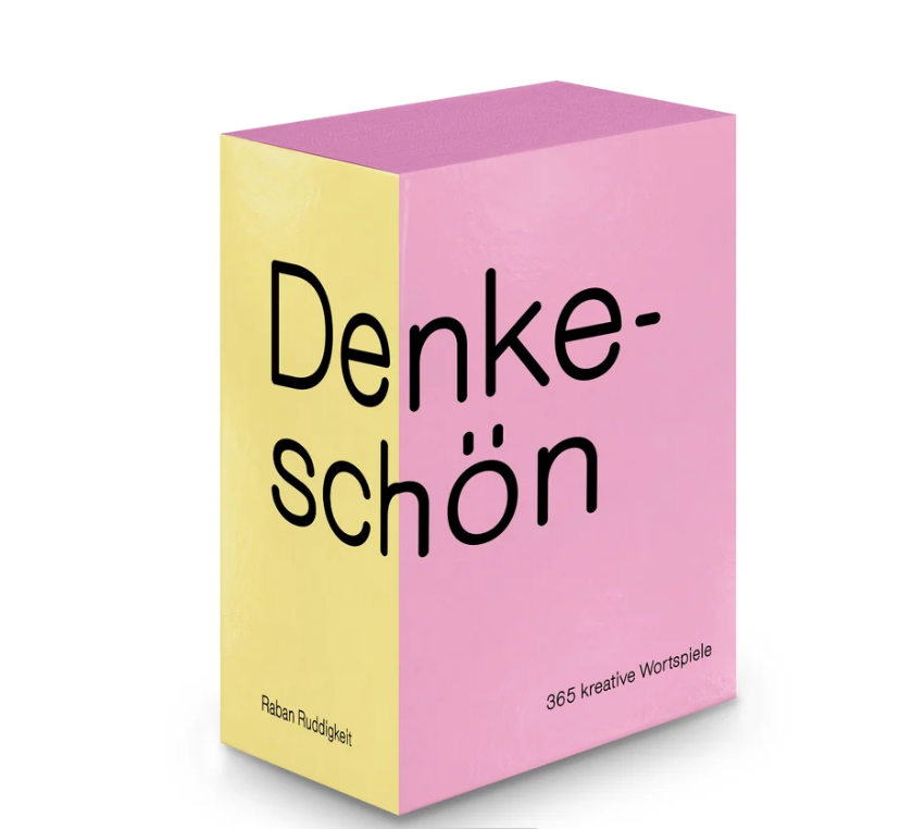 Auf einer leuchtenden Schachtel mit gelben und rosa Seiten prangt in fetter schwarzer Schrift der Schriftzug „Denkeschön“. In der rechten unteren Ecke steht „365 Wortspiele von Raban Ruddigkeit“. Der „Denkeschön-Kalender 2027“ des Seltmann-Verlags bietet mit seinem außergewöhnlichen Tischkalender-Design täglich kreative Wortspiele – das perfekte Geschenk für alle Sprachliebhaber, die spielerische Inspiration schätzen.