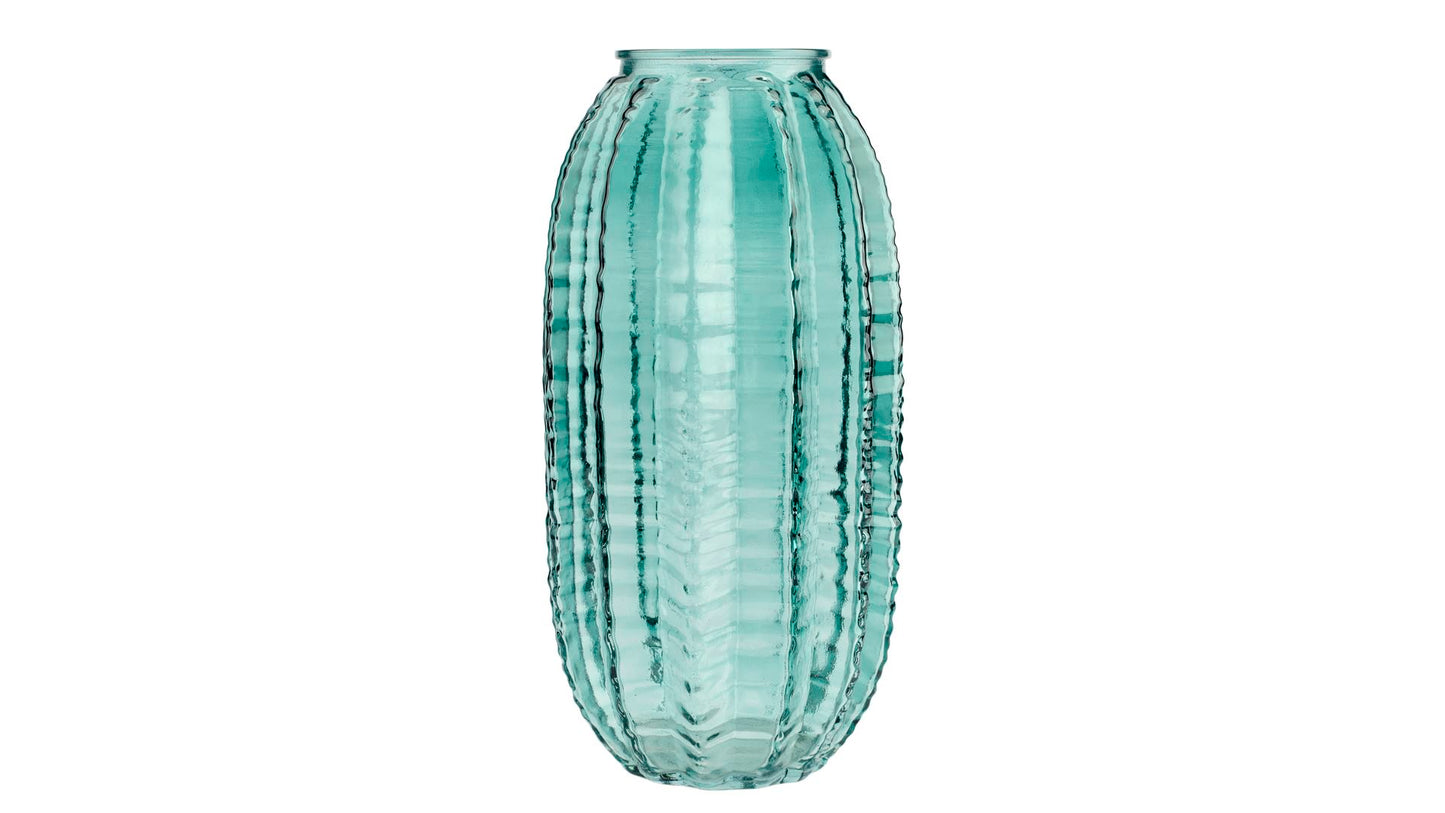 Die „Grüne Vase ‚Abel‘“ (28 x 14 cm) von 2 Have ist eine hohe, zylindrische Vase in einem hellen Blaugrünton mit vertikalen, strukturierten Rillen und einer schmalen Öffnung. Diese moderne Vase verleiht Wohnräumen eine auffällige dekorative Note und kommt vor einem weißen Hintergrund besonders elegant zur Geltung.