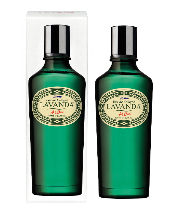 Zwei Ach.Brito Eau de Cologne | Lavander 100 ml Flaschen mit schwarzem Verschluss und beigem Etikett stehen nebeneinander, eine vor einer weißen Schachtel.