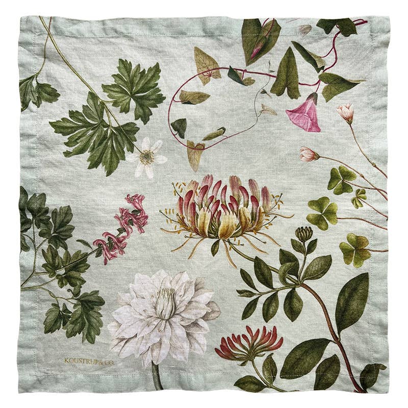 Die Leinenserviette „Flora Danica Atlas“ von Koustrupco (45 x 45 cm) ist eine quadratische Leinenserviette, die auf hellem Hintergrund mit detailreichen, farbenfrohen botanischen Illustrationen von Blumen, Blättern und Ranken verziert ist.